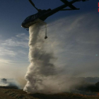 Un helicòpter, ahir, durant l’extinció del foc a les Garrigues.