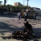 Imagen de archivo de varios restos esparcidos cerca de un vehículo militar blindado en Egipto.