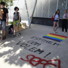 Alumnos miran una pintada en el instituto Gili i Gaya contra los comentarios homófobos de un docente. 