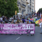 Vista de la cabeza de la manifestación que recorrió ayer el centro de Lleida en la movilización descentralizada del Día de la Lucha por la liberación LGTBI. 