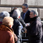 L’exconseller Homs es va trobar amb una protesta de pensionistes quan arribava al Superior de Justícia.