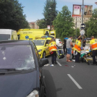 Los sanitarios atendiendo al peatón herido antes de evacuarlo al hospital Arnau de Vilanova. 