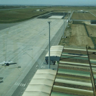 El aeropuerto, con el parking de aviones y el hangar del Reial Aeri Club al fondo. 