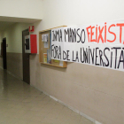 Una pancarta a l'interior de l'edifici del Rectorat contra la subdelegada del Govern de l'Estat.