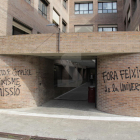 Pintades a la UdL contra el rector Fernández i Inma Manso.