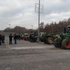 Tractores esta mañana en los Camps Elisis de Lleida antes de iniciar la marcha.