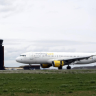 Un Airbus de Vueling aquest dimarts a la pista de l'aeroport de Lleida-Alguaire.