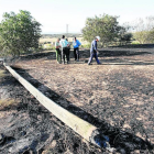 Imagen de archivo de los técnicos de la compañía y los Rurales en el lugar donde se originó el incendio.