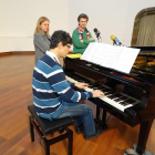 El profesor de la Escola de Música Ricard Viliella amenizó con música la presentación del programa.
