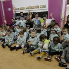 Los alumnos y las monitoras de la Escola Bressol Germans Grimm de Lleida posaron ayer para una foto de grupo tras la visita de Afanoc. 