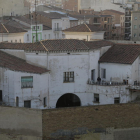 Vista posterior de la antigua comisaría de Sant Martí, con un operario trabajando.