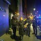 Los Mossos desalojando las oficinas de Endesa en Barcelona.