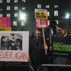 Varias personas sostienen pancartas durante una manifestación en Londres.