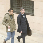 Alvaro Ruiz Mateos, a la izquierda, ayer con su abogado al salir de los juzgados tras el juicio.