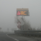Un panell informatiu a l'autopista AP-2.