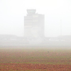 El aeropuerto de Alguaire, cubierto por la niebla el pasado domingo.