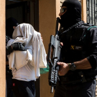 Imagen de una de las detenciones llevadas a cabo ayer, en Mataró, por la Guardia Civil.