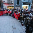 El colectivo marroquí de Lleida volvió a protestar ayer ante las puertas de la Paeria. 