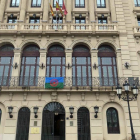 Bandera gitana en la fachada de la Paeria
