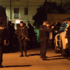 Guàrdies civils armats, ahir a la nit, al dispositiu de recerca del presumpte agressor.