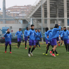 La plantilla del Lleida, con Cheng en el centro, durante el entrenamiento de ayer.
