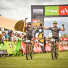 Antonio Moreno y Marc Tugues celebran el momento de cruzar la línea de meta de la última etapa de la Cape Epic.