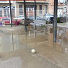 Imagen del patio y del acceso al aula de P-3 anegado tras la lluvia del pasado lunes.