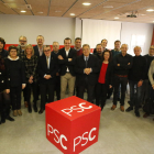 Foto de grup de l'esmorzar del PSC de Lleida amb els mitjans