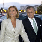 Imagen de archivo de la exsecretaria del PP María Dolores de Cospedal junto a su marido Ignacio López del Hierro. 