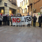 Treballadors de la delegació de l'Agència d'Habitatge a Lleida, aquest dilluns amb caretes de Puigdemont.