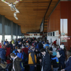 Centenares de pasajeros esperando para facturar sus equipajes dentro de las instalaciones del aeropuerto leridano. 