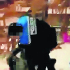 Fragmentos del vídeo en el que se ve a un urbano agrediendo al joven el pasado miércoles. 