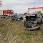 Vista del estado en el que quedaron los dos vehículos implicados ayer en la colisión en la carretera C-12 en Llardecans, en el Segrià. 