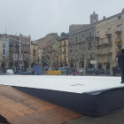 Imagen de las obras para instalar la pista de hielo en la plaza Mercadal de Balaguer.