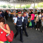 Dos mossos d’esquadra patrullaven ahir pel mercat setmanal de Pardinyes.
