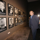 Tatxo Benet i el director del Museu de Lleida, Josep Giralt, davant les imatges del muntatge 'Presos polítics'.