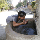 Un niño se refrescaba ayer en una fuente de Lleida. 