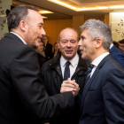 Marchena (e), amb el ministre de l’Interior, Fernando Grande-Marlaska (d), que el va qualificar d’“amic”.