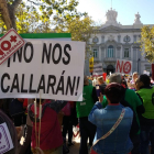 Manifestantes del escrache ante las puertas del Tribunal Supremo, ayer en Madrid.
