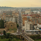 Una vista aèria del pas dels ciclistes cap al pont del riu Segre a Balaguer.