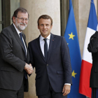 Emmanuel Macron rep Mariano Rajoy a l’inici de la minicimera a París amb Alemanya i Itàlia.