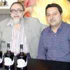 El propietari de la destil·leria, Àngel Portet, i el president de la Fecoll, Ferran Perdrix.
