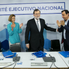 Rajoy recibe la ovación de la cúpula del PP asistente al Comité Ejecutivo Nacional del partido. 