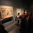 Imagen de archivo de una visita guiada al Museu de Lleida ante el frontal románico de Tresserra.