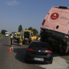 Imagen del tráiler y la furgoneta de mantenimiento de carreteras del accidente de Bell-lloc.