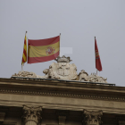 La bandera espanyola subjectada per l'asta de la senyera