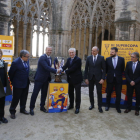 Los directivos del FC Barcelona, Xavier Vilajoana, y del Espanyol, Carlos García Pont, se dan la mano junto al trofeo ayer en la Seu Vella.