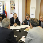 Imagen de la reunión de ayer con representantes de Adif, de la Paeria, Generalitat y del PP.