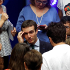 Pablo Casado, junto a los periodistas tras su comparecencia del lunes en la sede nacional del PP.