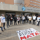 La concentració de la Marea Blanca davant de l'hospital Arnau de Vilanova de Lleida.